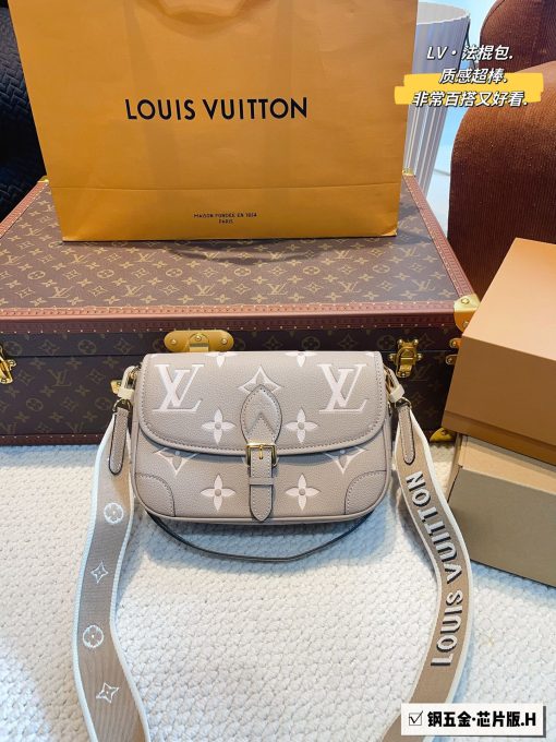 Louis new arrival bag size: 25*9*13cm white
